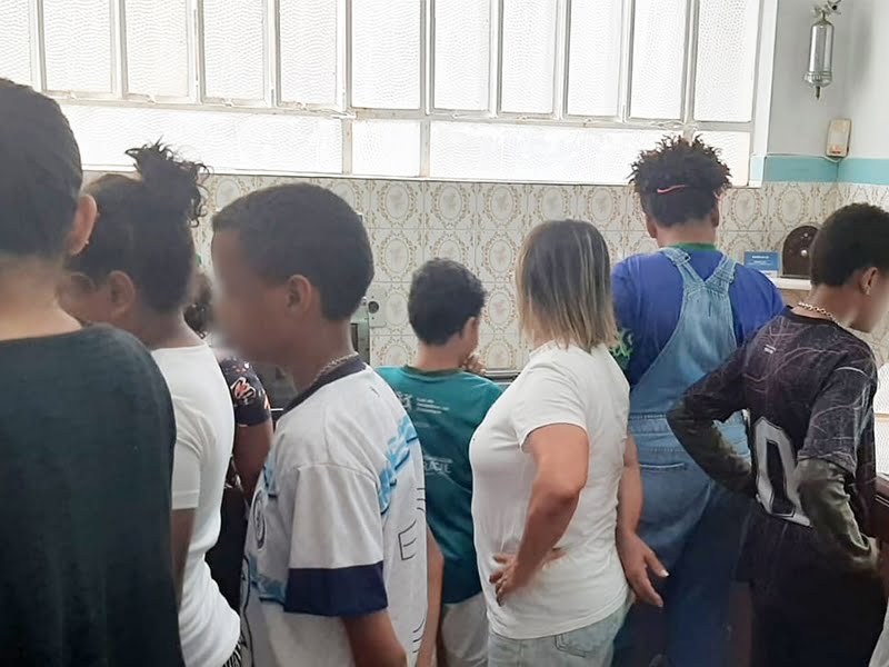 Foto ambientada em escola com alunos