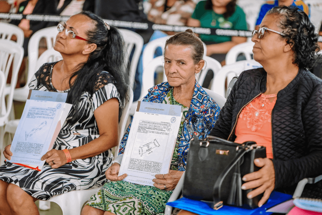 Ipatinga entrega títulos de regularização fundiária a centenas de beneficiários 1 image 108