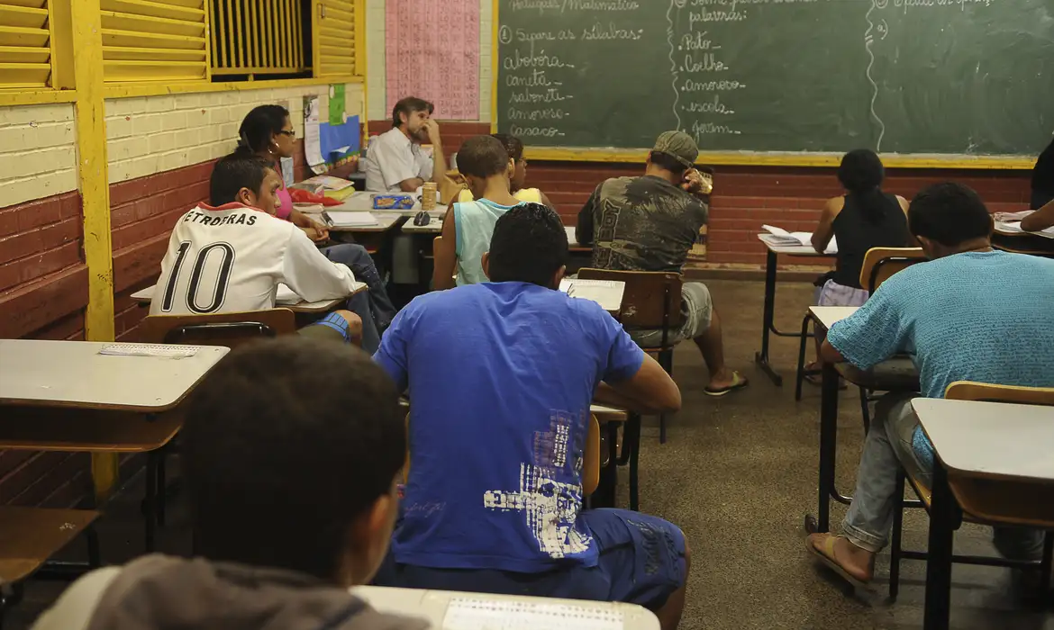 MEC cria programa de apoio a escolas públicas com aulas noturnas - Jornal  da Cidade