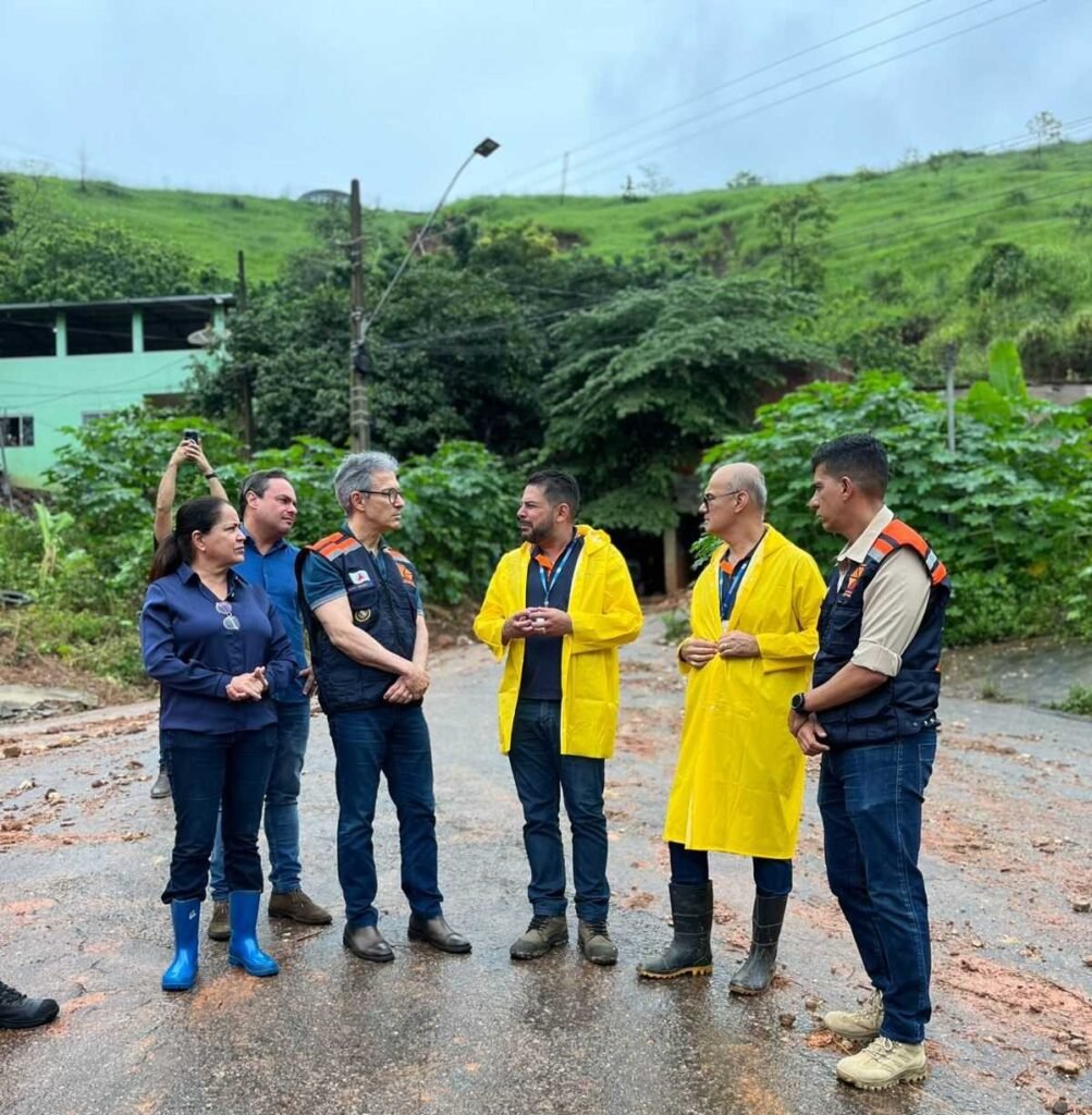 Governador Romeu Zema visita área atingida pela chuva em Santana do Paraíso 2 EDBD04EE 2DB0 DD4A DB3C E85CEAC7AC64 1