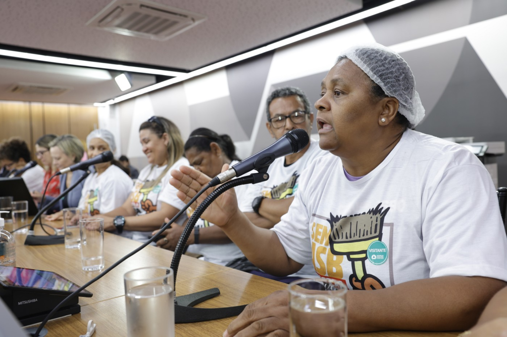 Comissão vai denunciar governo por irregularidades contra auxiliares de serviços 1 image 142