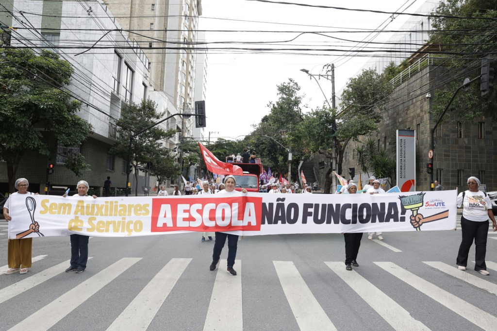 Comissão vai denunciar governo por irregularidades contra auxiliares de serviços 2 image 143