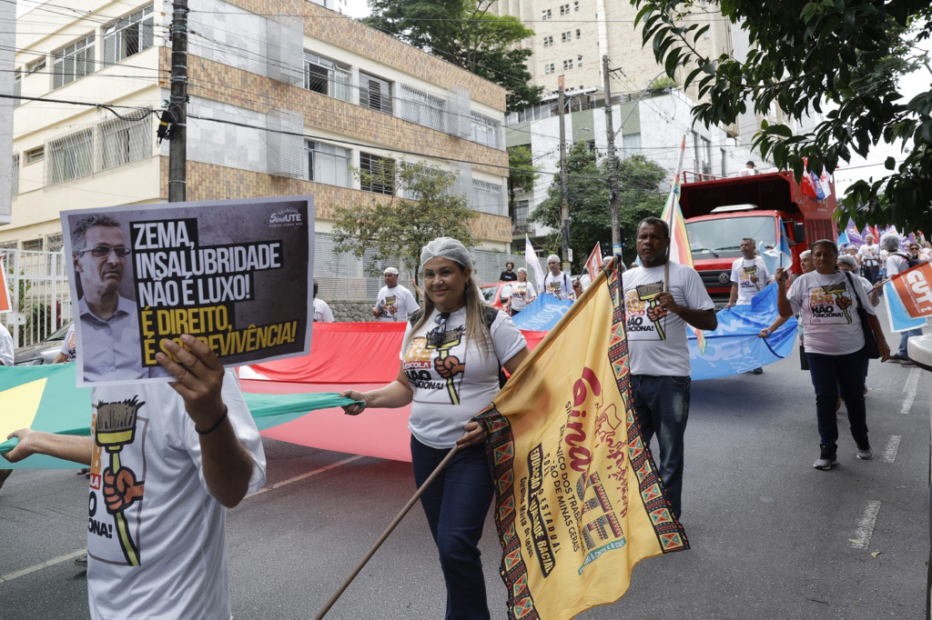 Comissão vai denunciar governo por irregularidades contra auxiliares de serviços 3 image 144