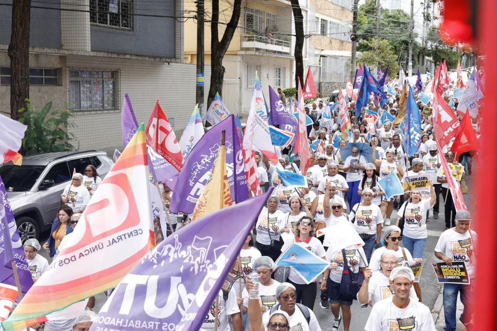 Comissão vai denunciar governo por irregularidades contra auxiliares de serviços 4 image 145