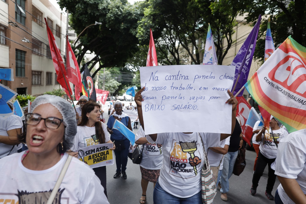 Comissão vai denunciar governo por irregularidades contra auxiliares de serviços 5 image 146