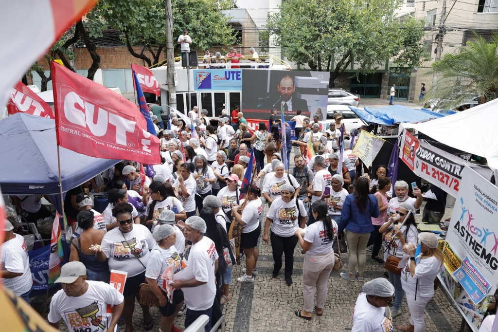 Comissão vai denunciar governo por irregularidades contra auxiliares de serviços 8 image 149