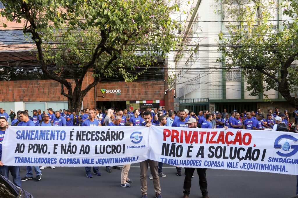 Trabalhadores transformam audiência pública em ato em defesa da Copasa 12 17502422350021400569935003219940