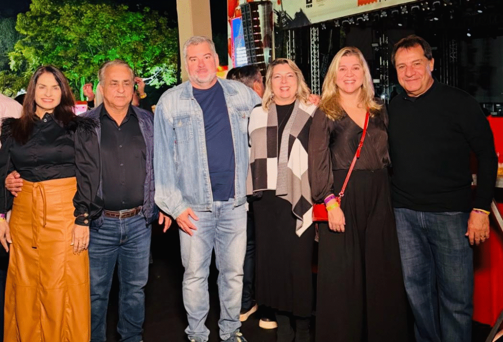 Fernando e Aninha Graciolli mostram os registros da noite que celebrou os 58 anos do Clube Filadélfia e Dia dos Namorados 10 image 198